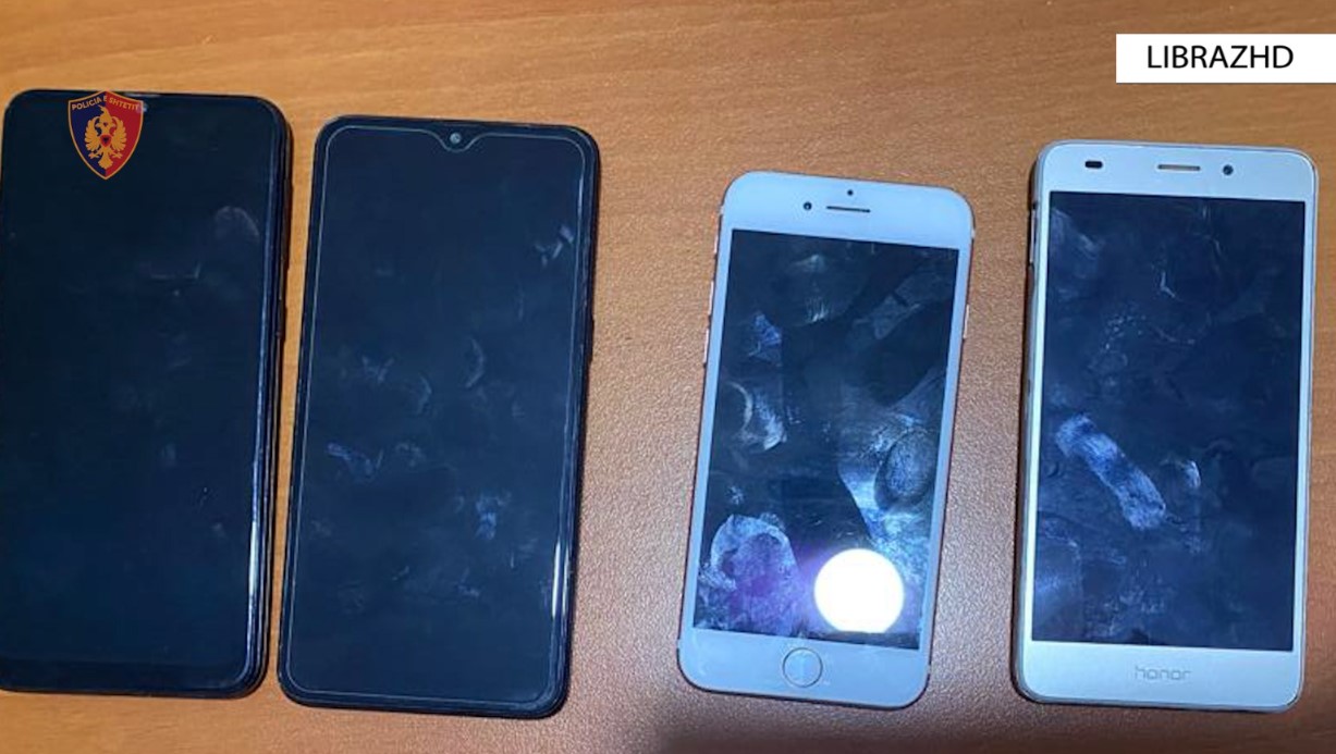 Vodhi celular në një dyqan, në pranga 17-vjeçari në Librazhd
