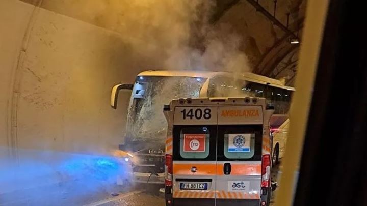 Ambulanca përplaset me një autobus fëmijësh në Itali, 4 të vdekur