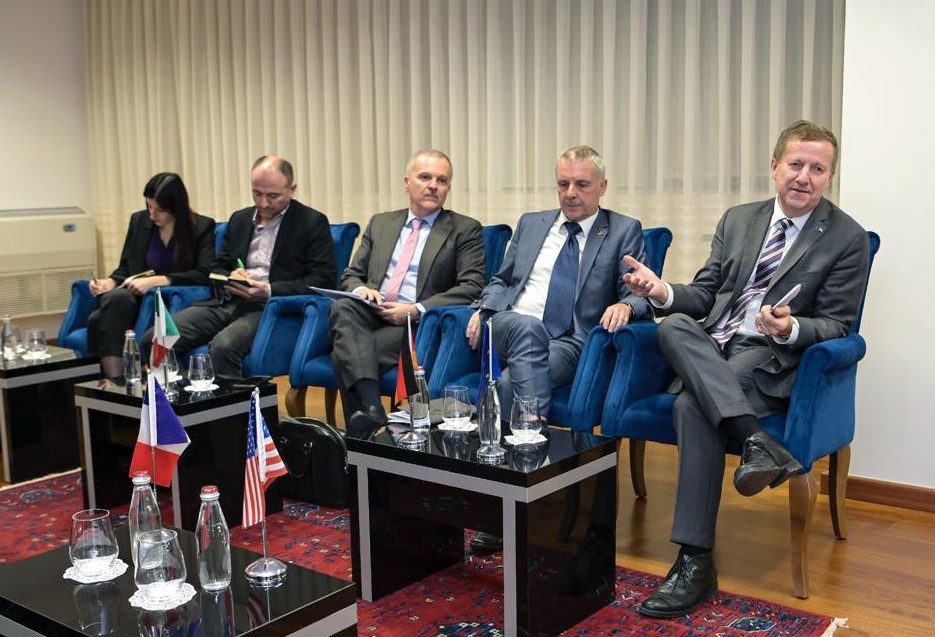 Kryeministri Kurti takon ambasadorët e QUINT dhe shefin e misionit të BE në Kosovë