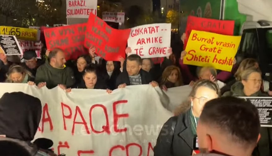 “Gjykatat armike të grave”-Me pankarta në duar, nis protesta për vrasjen e Liridonës