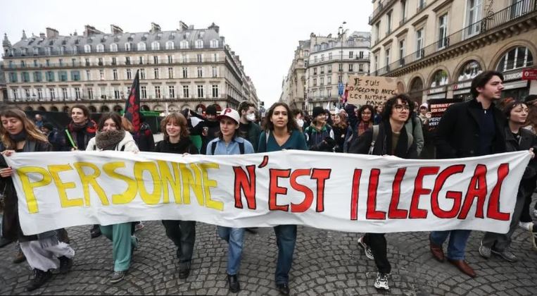 Franca do ashpërsojë ligjin për emigrantët, pavarësisht vendimit të gjykatës