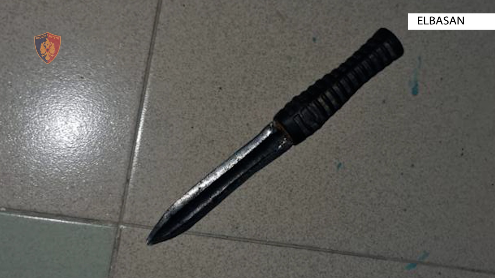 Dhunoi një 63-vjeçar dhe e kërcënoi me thikë, arrestohet 26-vjeçari në Elbasan