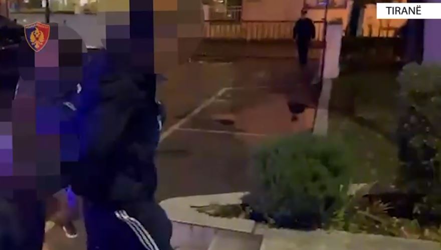 Vodhi me dhunë paratë në banesën në Tiranë, arrestohet 32-vjeçari nga Prishtina