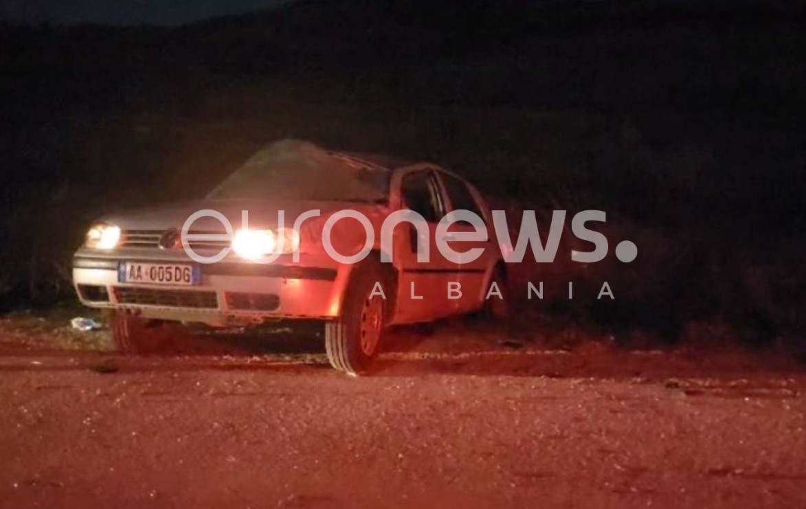 Aksident në Fier, automjeti del nga rruga, plagoset shoferi