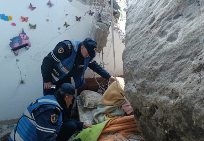 FOTO| Masivi shkëmbor ra mbi banesë dhe i zuri këmbët, 25-vjeçari ishte duke fjetur