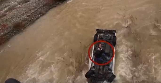 VIDEO| Gruaja shpëtohet me helikopter pas 14 orëve në makinën e përmbytur