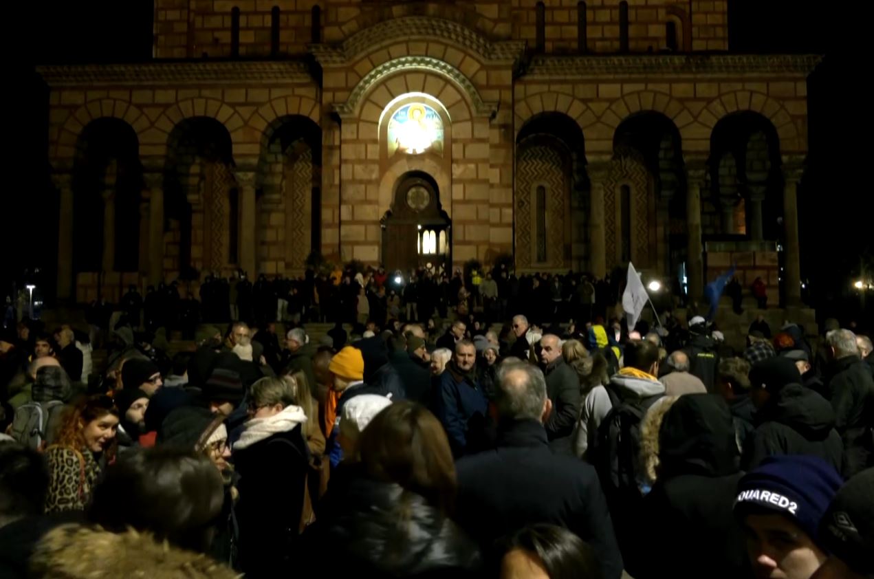Shpërthejnë protestat kundër Vuçiç në Beograd, kërkohen zgjedhje të reja