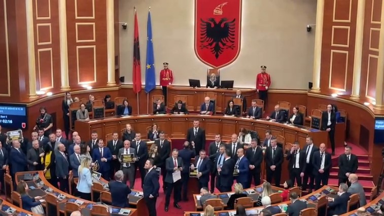 Deputetët e opozitës bllokuan foltoren, Presidenti nuk mundi të flasë në Parlament