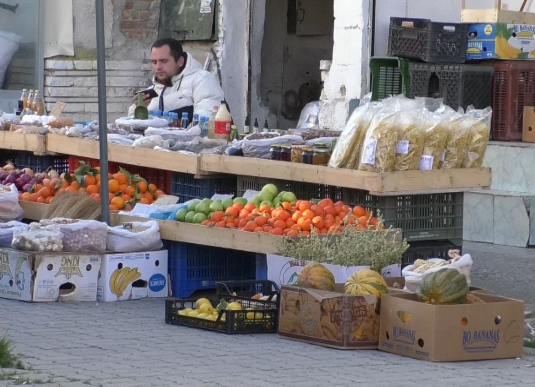 “Mesjetë” në tregun e orizit, tregtarët prej 20 vitesh punojnë pa kushtet minimale