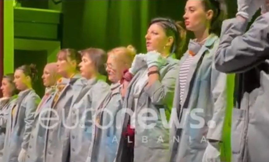 “7 minuta” në teatrin e Korçës, shfaqja trajton privimin e të drejtave të grave