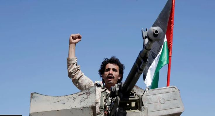 Houthi pretendojnë se kanë goditur një anije tregtare amerikane në Detin e Kuq