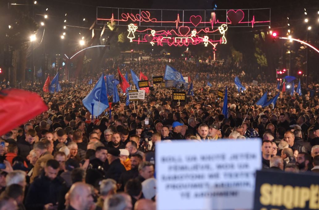 Mbahet protesta e Rithemelimit, Berisha mesazh online qytetarëve