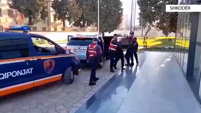 Plagosi me thikë një 22-vjeçar, arrestohet pas disa orësh i riu në Shkodër