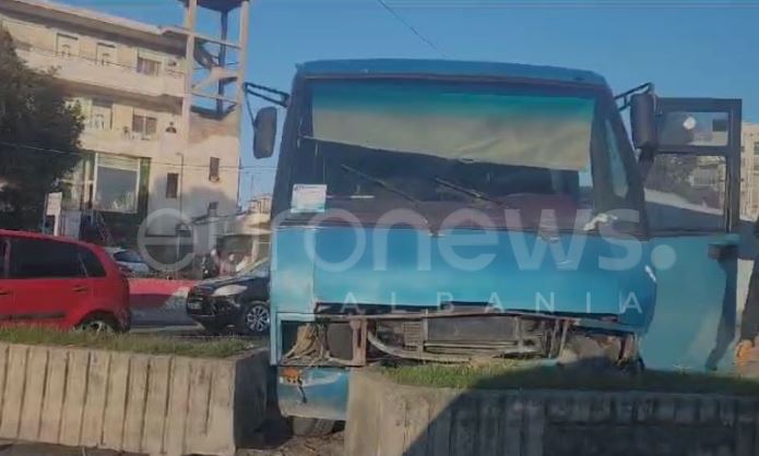 VIDEO| Aksident në Durrës, autobusi ndërqytetës përplaset me trafikndarësen