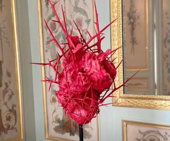 Skulptura me mbetje lufte, veprat e artistit ukrainas shfaqen në Paris