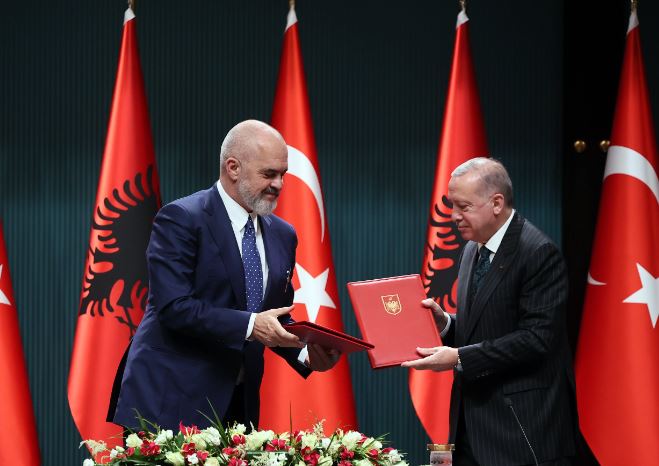 Rama viziton sot Turqinë, pritet të nënshkruajë disa marrëveshje me Erdoganin