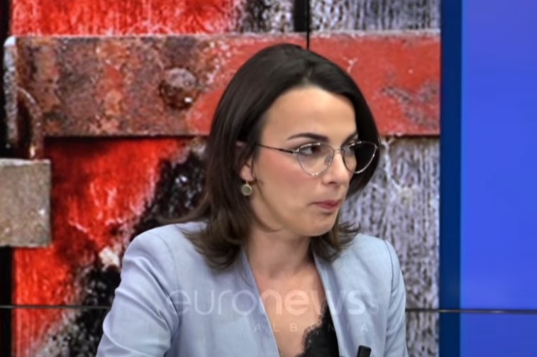 18-vjeçarja u vetëhelmua/ Gazetarja: Të fejuarit i dërguan videon, fliste me 1 djalë