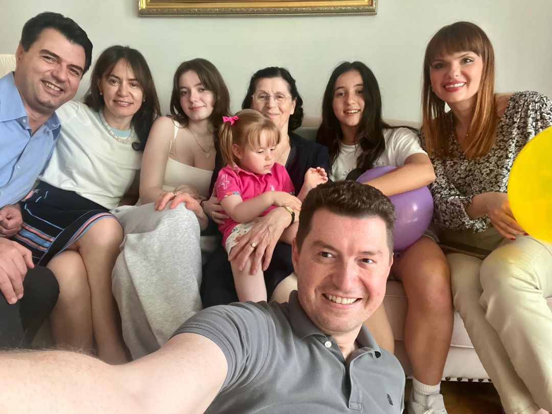 Basha uron 7 marsin krah nënës së tij mësuese: Ditë më të mira do vijnë!