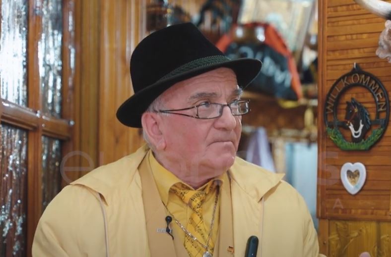 Profesori me stilin e veçantë: Edhe të brendshmet i vesh një ngjyrë me kostumet