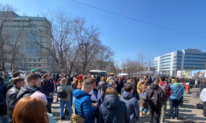 Priten protesta teksa rusët votojnë në ditën e fundit të zgjedhjeve presidenciale