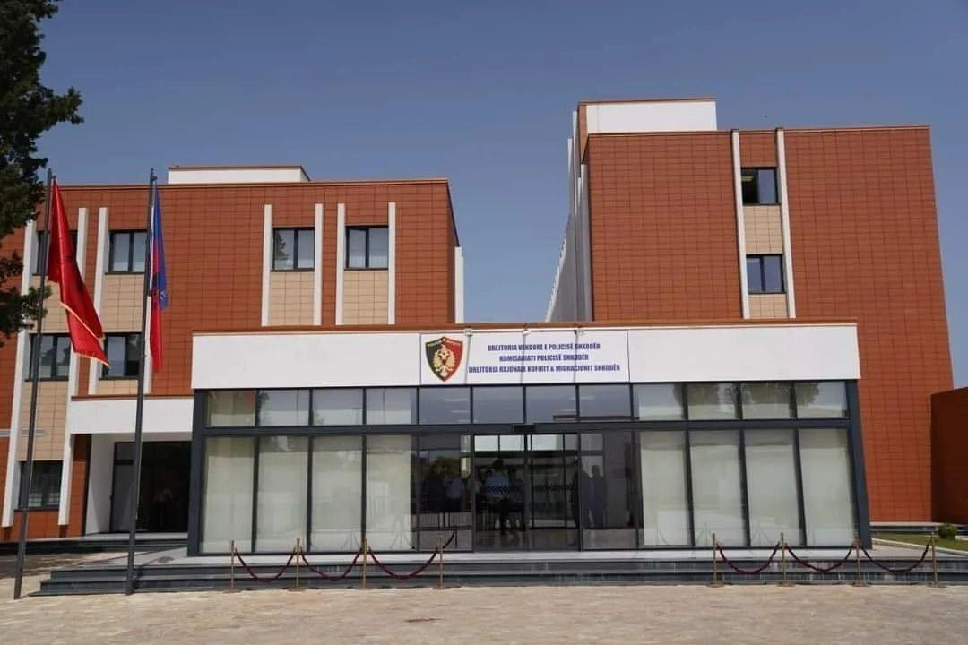 Strehoi 22 emigrantë të paligjshëm në banesë, arrestohet 44-vjeçari