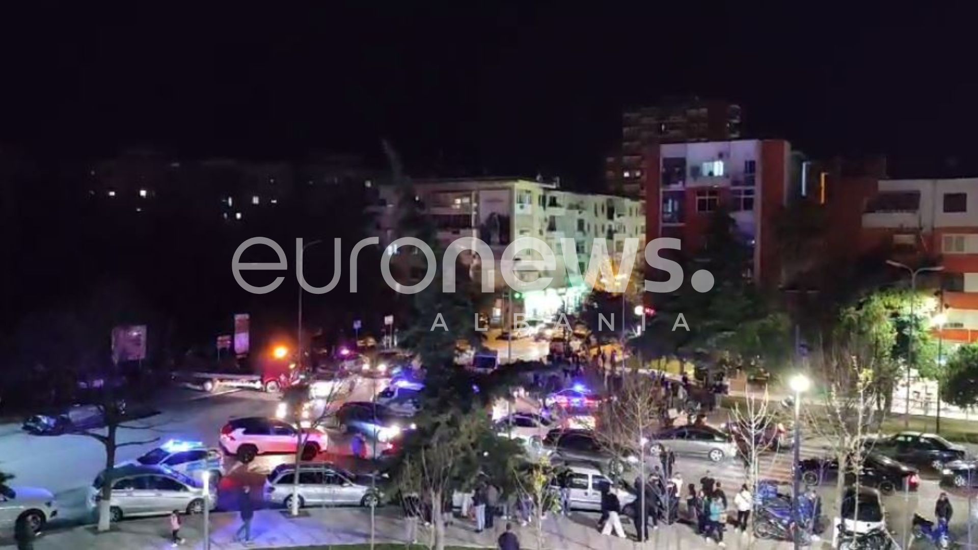 EMRI| Makina përplas efektivin e policisë në Durrës