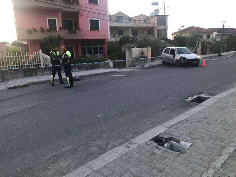 Aksident në Elbasan/ Përplasen 2 makina, dëmtohen nënë e bijë