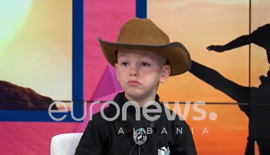 6-vjeçari Cowboy: Mësuesja i hodhi lulet e 7-marsit, mbushi 5 kosha plot