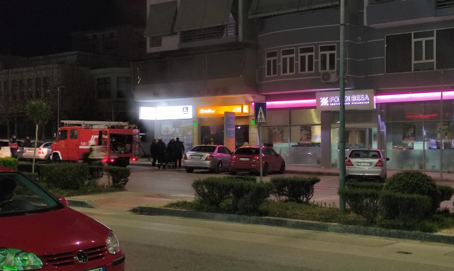Zjarr në zyrat e një institucioni financiar në Gjirokastër