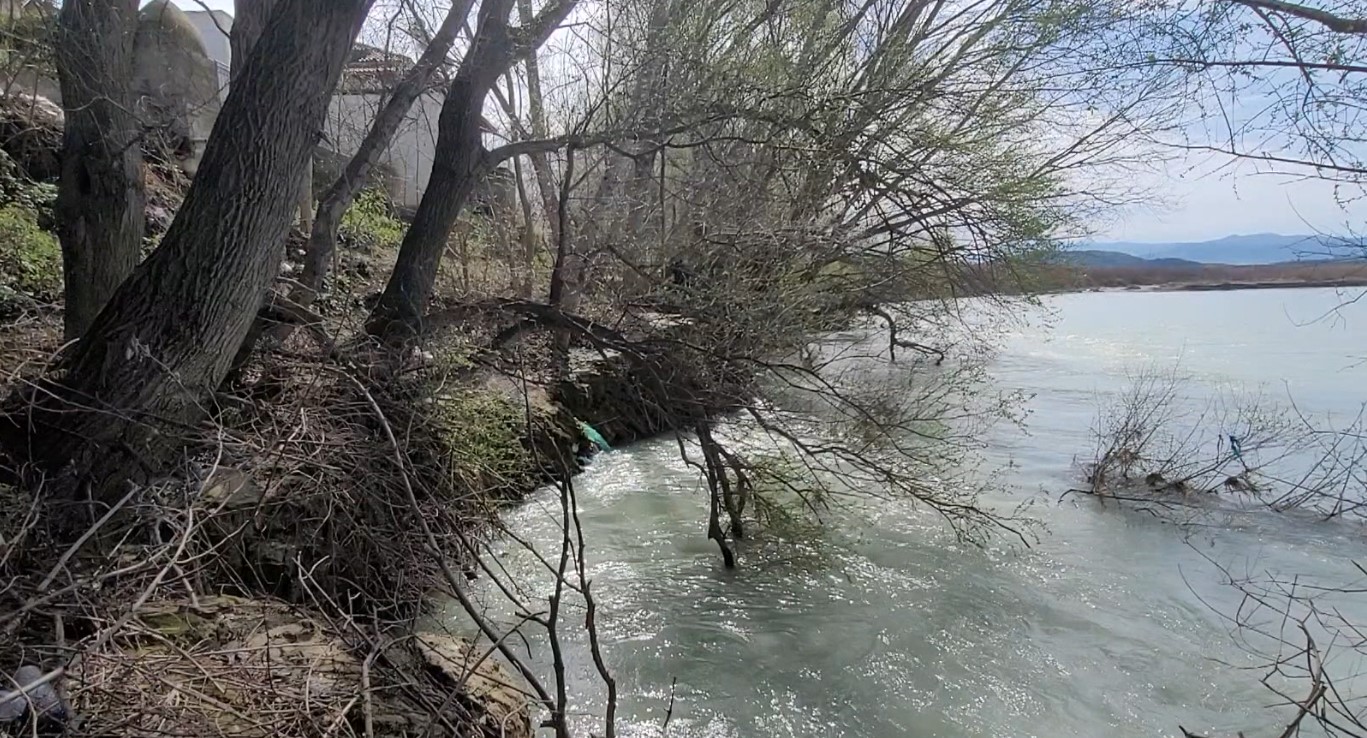 “Vjosa” rrezikon 120 shtëpi/ Erozioni dhe dëmtimi i paneleve krijon probleme