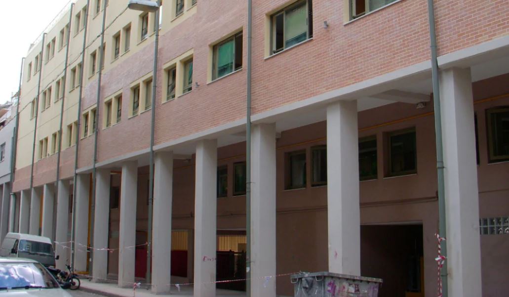 I riu gjeorgjian shkon me thikë dhe çekiç brenda shkollës në Athinë, dy të plagosur