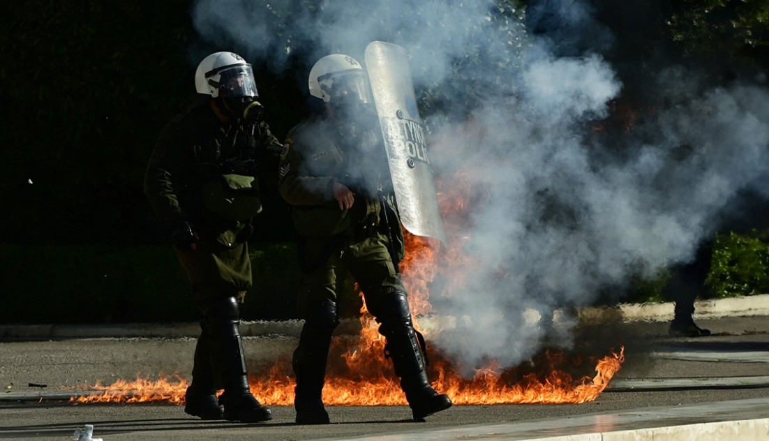 VIDEO| Demonstrata masive me molotov në Greqi| 16 të plagosur, 7 prej tyre policë