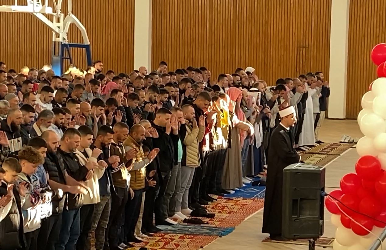 Si u festua Fitër Bajrami në Gjirokastër, besimtarët urojnë njëri-tjetrin