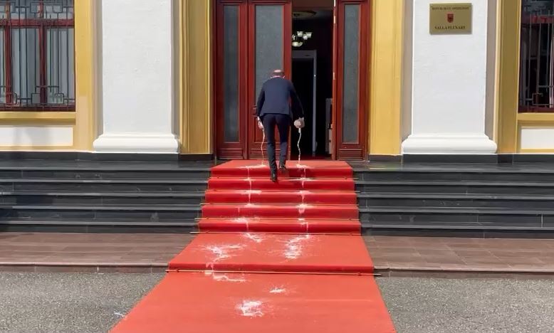 Deputeti i bashkohet protestave të blegtorëve, derdh bidonat me qumësht në parlament