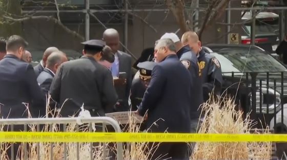 I vuri flakën vetes jashtë Gjykatës ku mbahej seanca për Trump, vdes 37-vjeçari