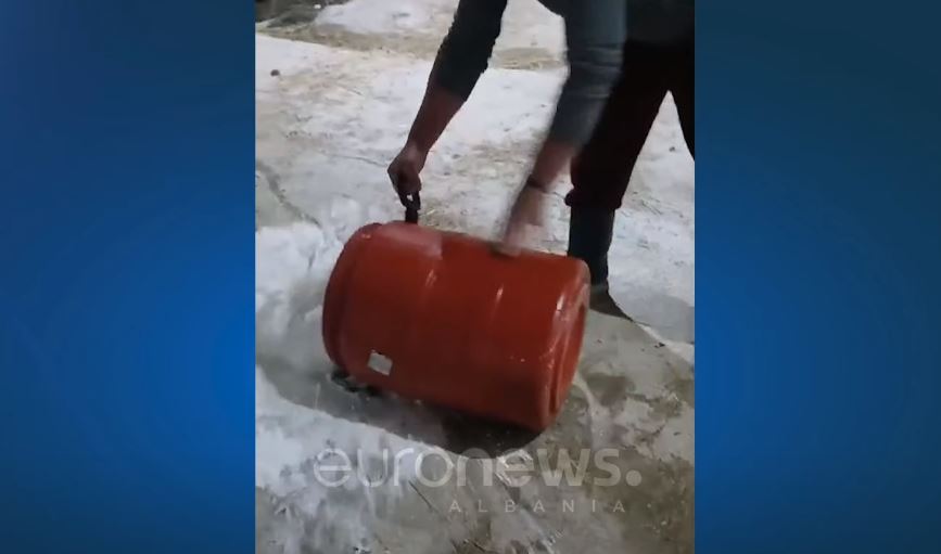 Fermerët derdhin qumështin, nuk po shitet! Sot sërish protestë në Lushnjë