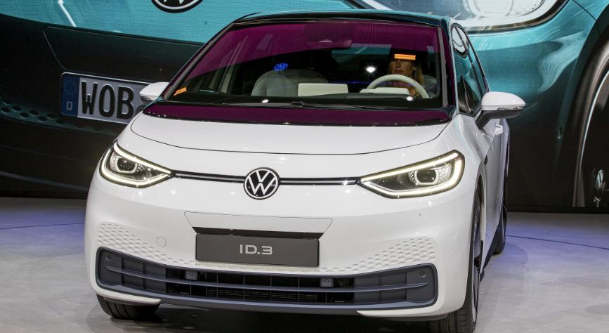 Rënia e shitjeve të makinave elektrike: Pse evropianët po i kthehen benzinës? 