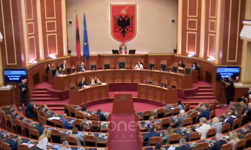 Rikthehen në grupin parlamentar deputetët e përjashtuar të PD, mes tyre dhe Berisha