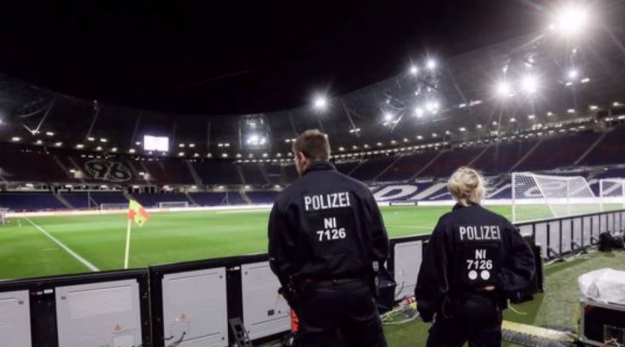 Bomba amerikane 500-kilogramëshe zbulohet pranë stadiumit në Gjermani