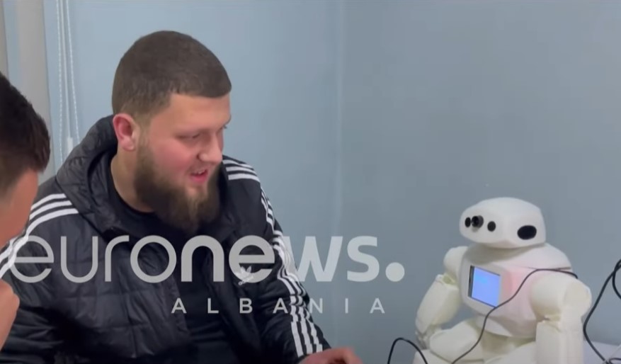Ndërtoi robotin që flet  18 vjeçari në Pogradec po punon që ai të përgjigjet shqip