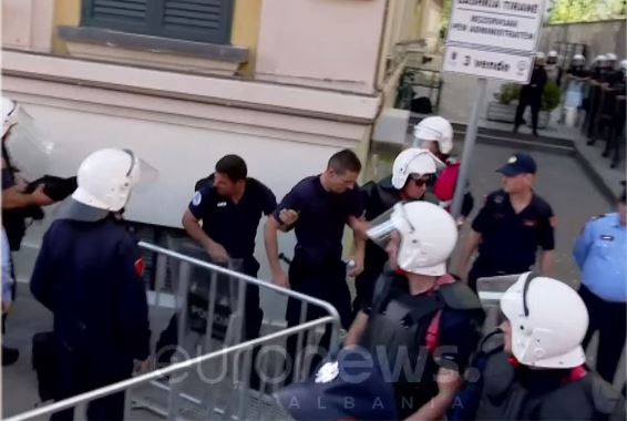 Protesta para bashkisë, 1 efektiv policie transportohet me ambulancë drejt spitalit