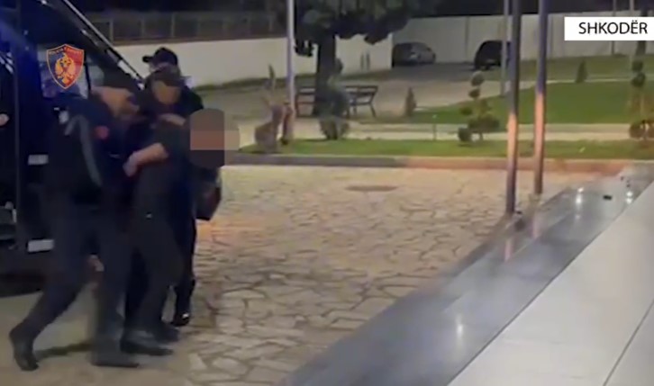 Lëvizte me pistoletë me vete, arrestohet 18-vjeçari në Shkodër