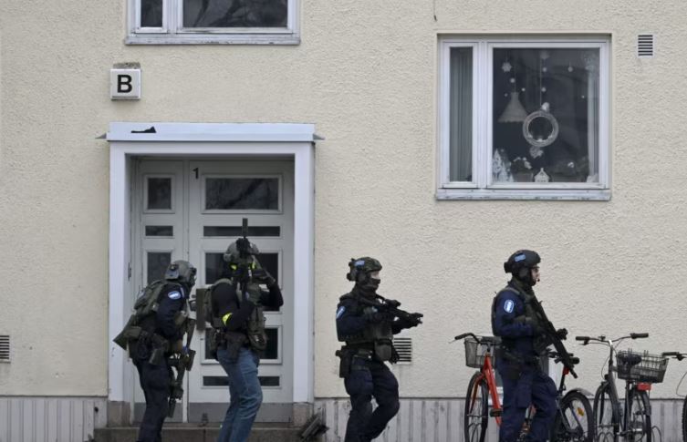 Tre fëmijë plagosen nga një sulm në një shkollë në Finlandë, arrestohet një i mitur