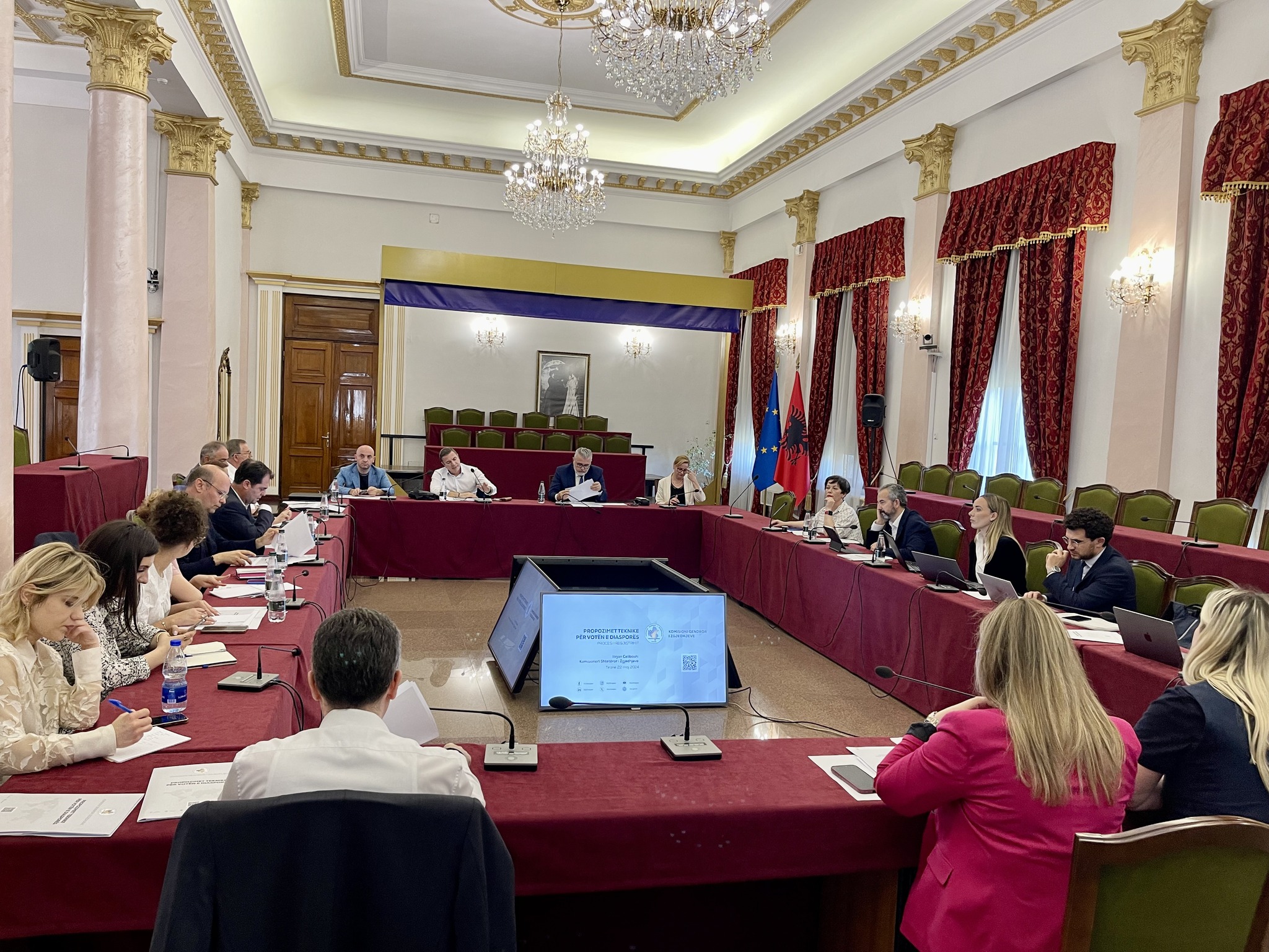 Zbardhet propozimi i KQZ për regjistrimin dhe votimin e shqiptarëve jashtë vendit
