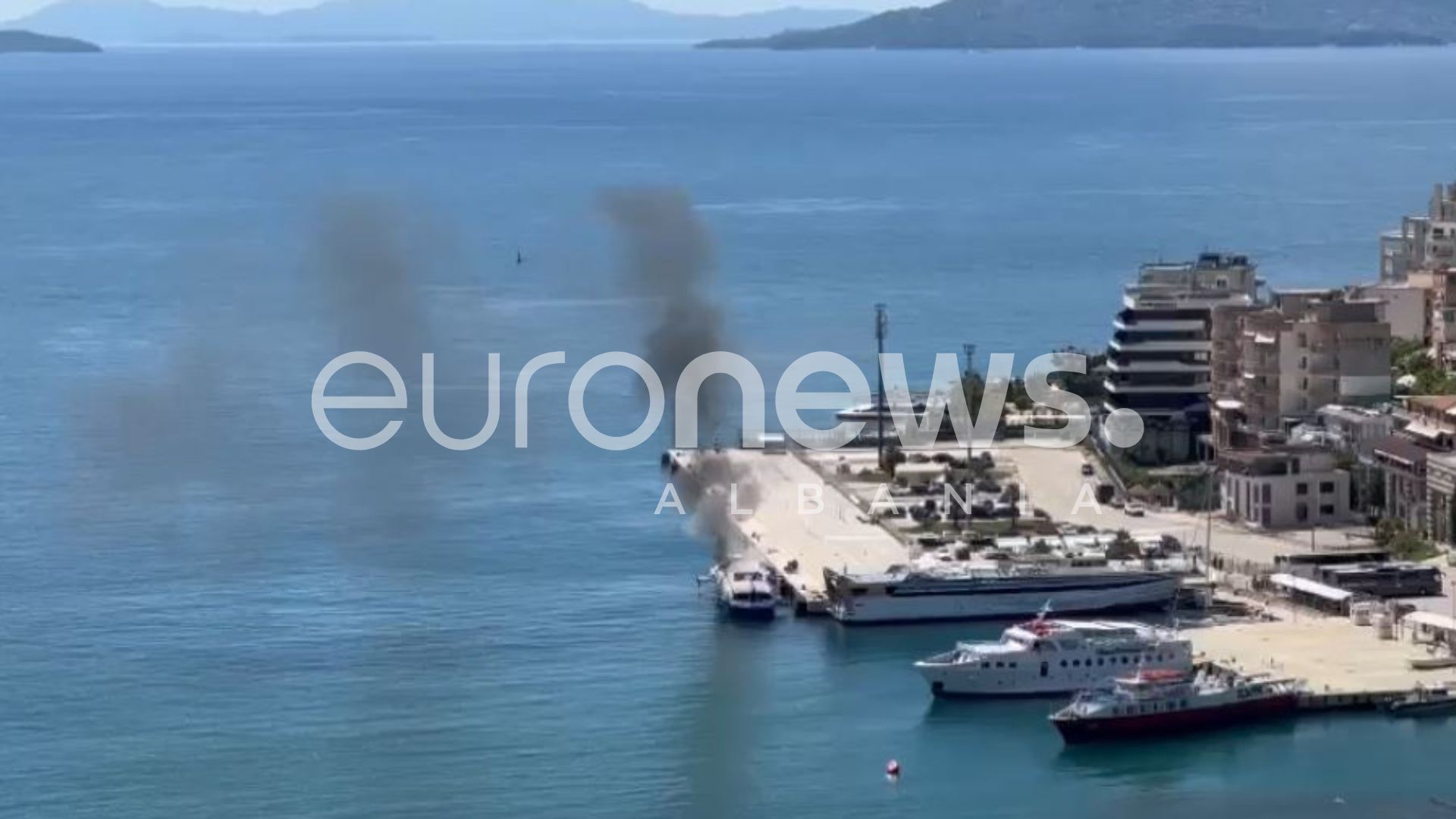 VIDEO| Përfshihet nga flakët në portin e Sarandës, anija e linjës Sarandë-Korfuz