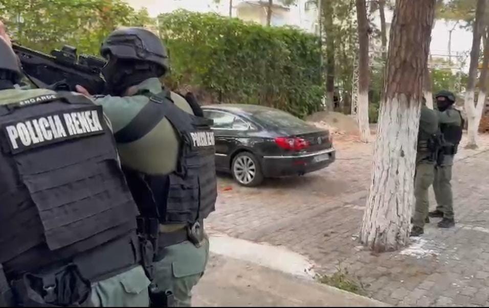 Theu ‘arrestin e shtëpisë’ në Itali, e shkuara e 40-vjeçarit që mbajti peng fëmijët
