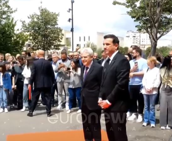 Ali Ahmeti shpallet “qytetar nderi” në Tiranë, i pranishëm edhe kryeministri Rama