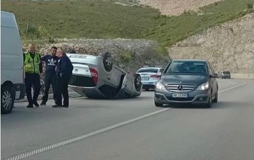 Përmbyset autovetura në rrugën Kardhiq-Delvinë, vetëm dëme materiale