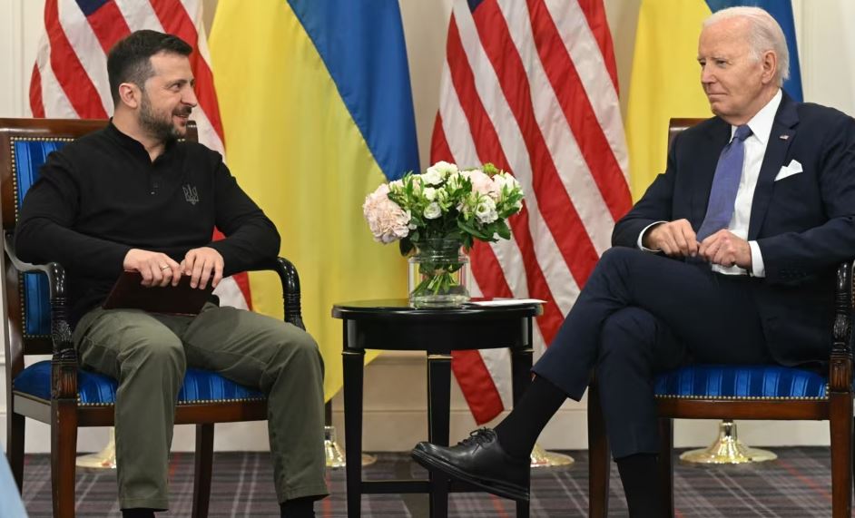 Biden takohet me Zelenskyn në Paris, njofton paketën e re të ndihmës amerikane