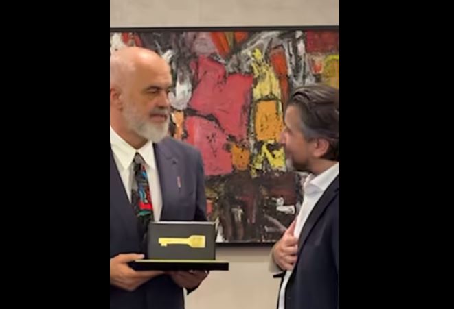 “Tani mund të vij pa leje” – Rama merr “Çelësin e Qytetit” nga kryetari i Prishtinës